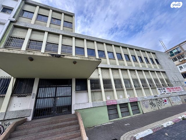 מונטיפיורי, הרכבת