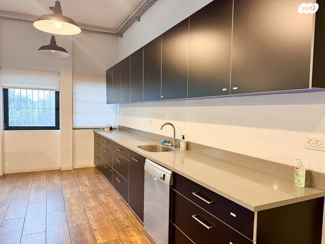 בניין משרדים, מונטיפיורי, הרכבת, תל אביב יפו