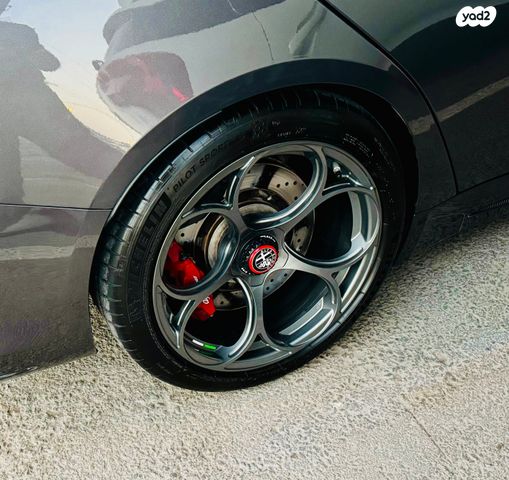 אלפא רומיאו ג'וליה