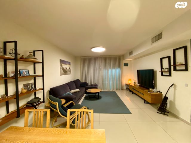 דירה, משה פריד, חצרות המושבה, רחובות