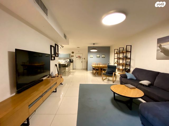 דירה, משה פריד, חצרות המושבה, רחובות