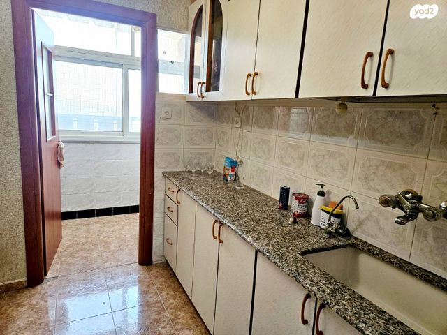 דירה, תשי"ג, פנחס ספיר, מגדל העמק