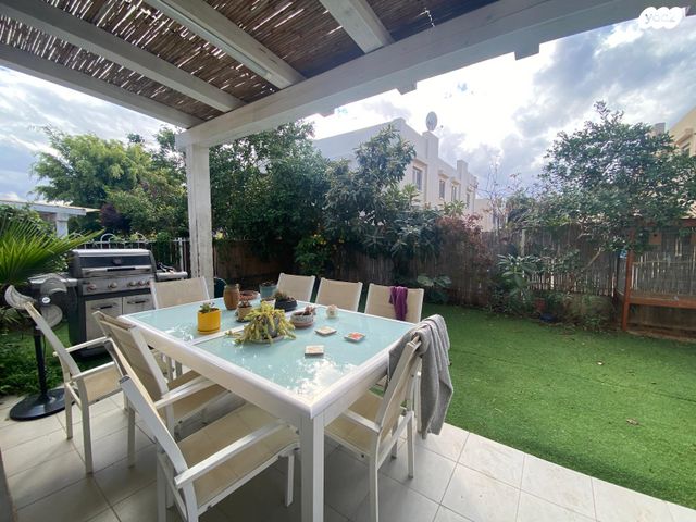 דו משפחתי, תל מונד