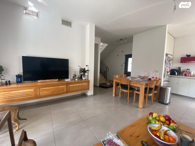 דו משפחתי, תל מונד