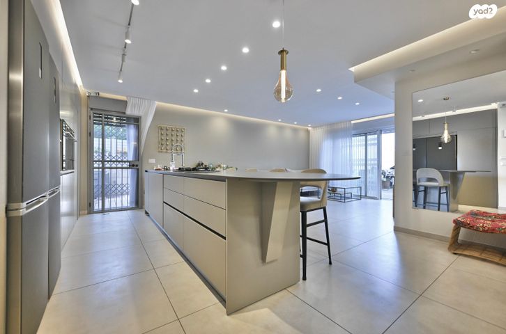 דירת גן, יהוד מונוסון