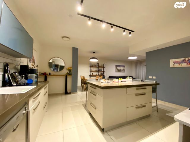 דירה, משה פריד, חצרות המושבה, רחובות