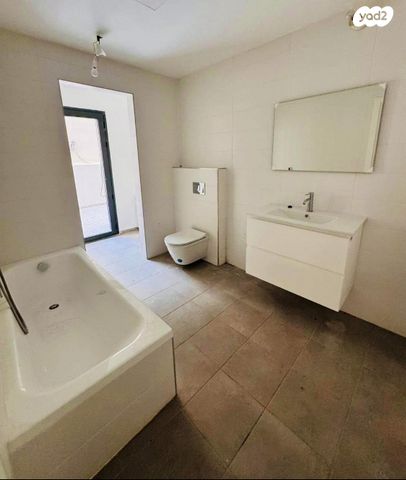 דירת גן, קזן, רעננה