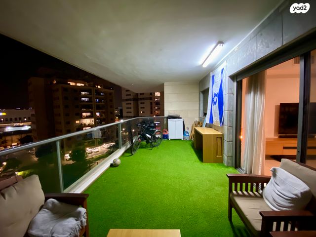 דירה, משה פריד, חצרות המושבה, רחובות