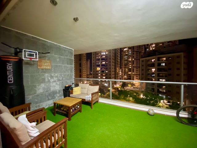 דירה, משה פריד, חצרות המושבה, רחובות