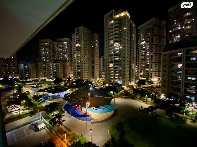 דירה, משה פריד, חצרות המושבה, רחובות