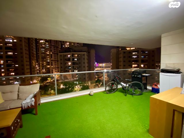 דירה, משה פריד, חצרות המושבה, רחובות