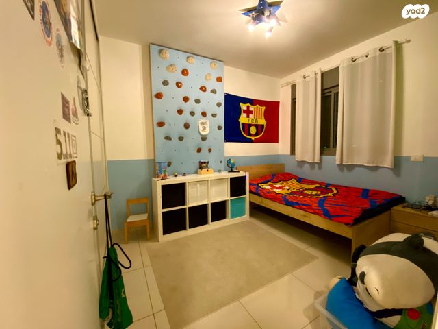 דירה, משה פריד, חצרות המושבה, רחובות