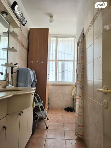 דירה, י.ל. פרץ, רחובות