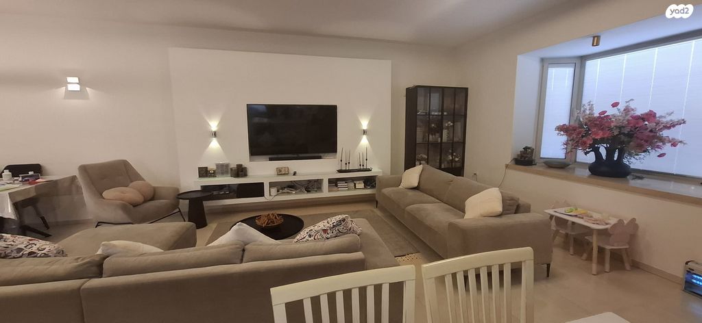 דו משפחתי, הר אדר, הר אדר