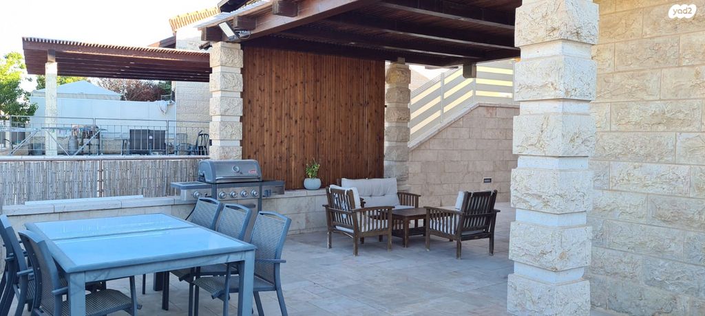 דו משפחתי, הר אדר, הר אדר