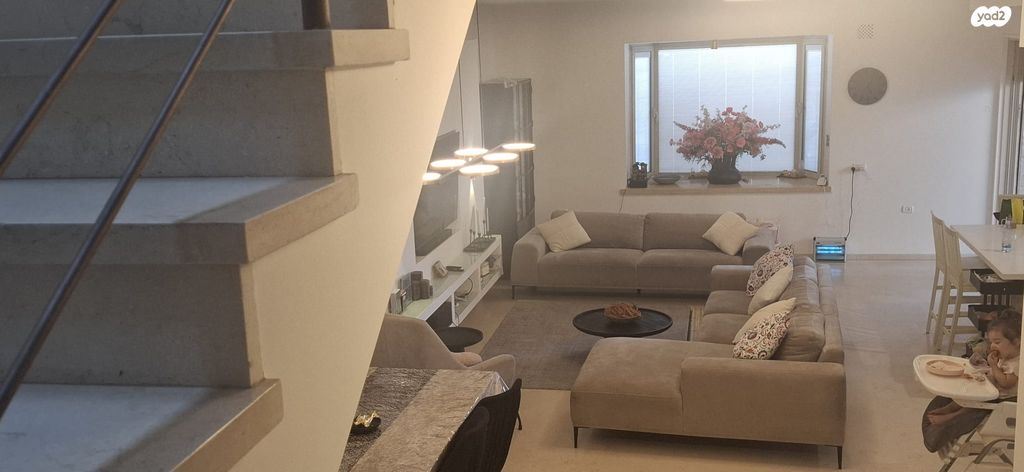 דו משפחתי, הר אדר, הר אדר