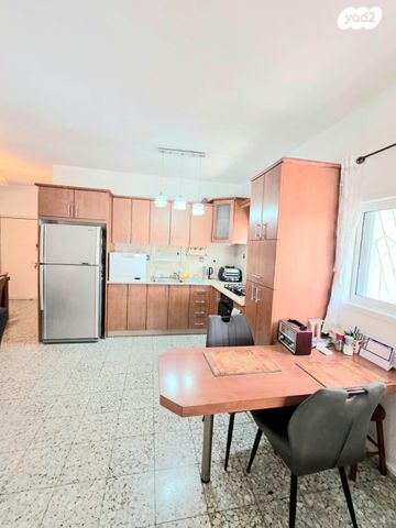 דירה, י.ל. פרץ, רחובות