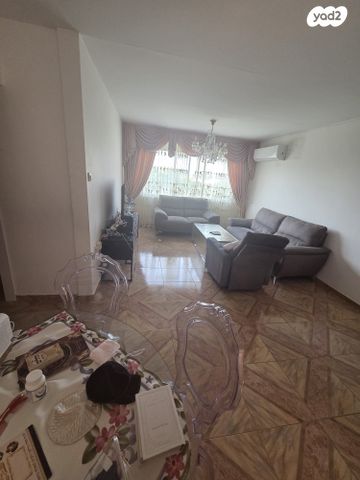 דירה, יהודה בורלא 4, צור שלום, קרית ביאליק