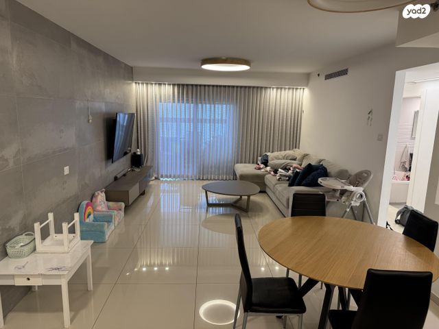 שדרות יצחק שמיר 11