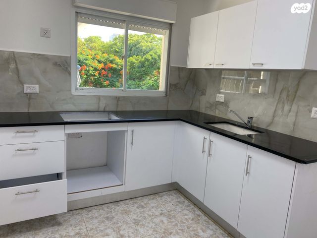 שדרות מנחם בגין 30