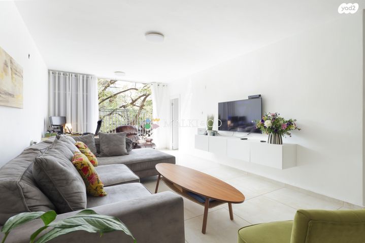 דירה, האחים אוסטשינסקי, ראשונים, ראשון לציון