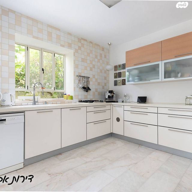 דו משפחתי, הגבורה היהודית, ראשון לציון