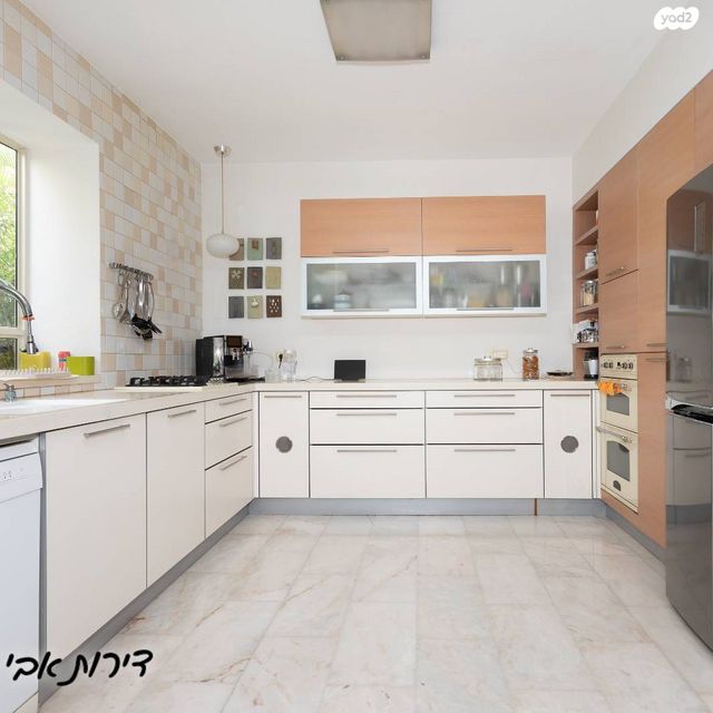 דו משפחתי, הגבורה היהודית, ראשון לציון