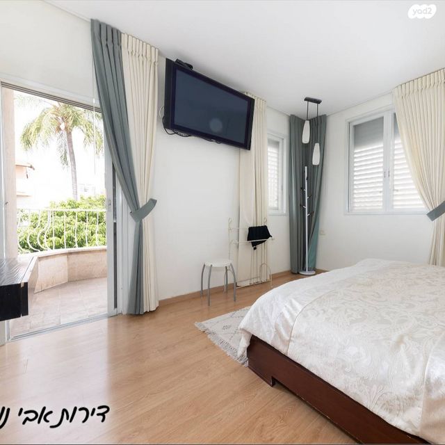 דו משפחתי, הגבורה היהודית, ראשון לציון