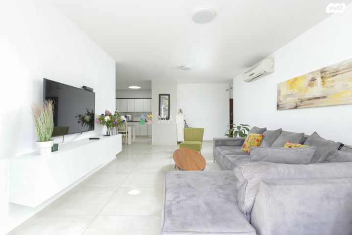 דירה, האחים אוסטשינסקי, ראשונים, ראשון לציון