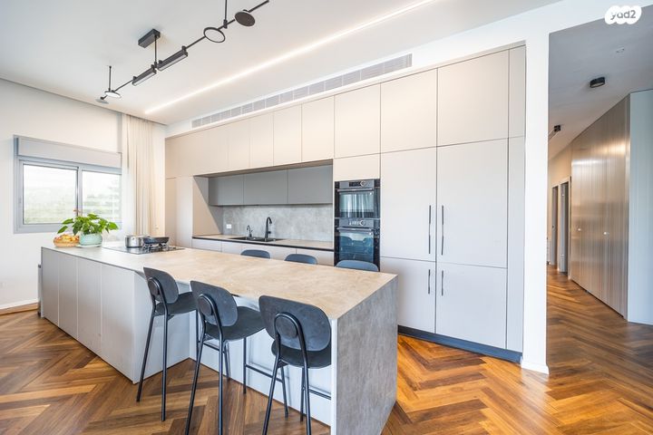 גג/ פנטהאוז, אדמונד סחייק, מלחה, מנחת, ירושלים