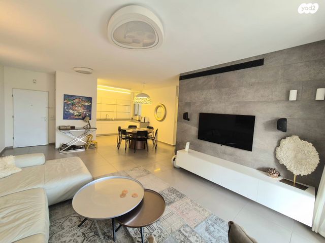 דירה, יאיר רוזנבלום, הזמר העברי, כפר סבא