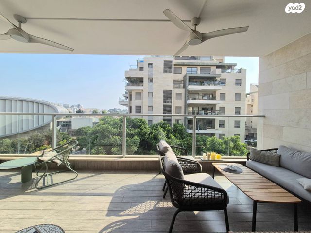 דירה, יאיר רוזנבלום, הזמר העברי, כפר סבא