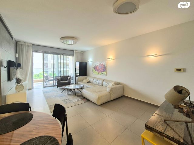 דירה, יאיר רוזנבלום, הזמר העברי, כפר סבא