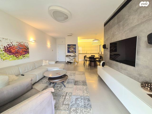 דירה, יאיר רוזנבלום, הזמר העברי, כפר סבא