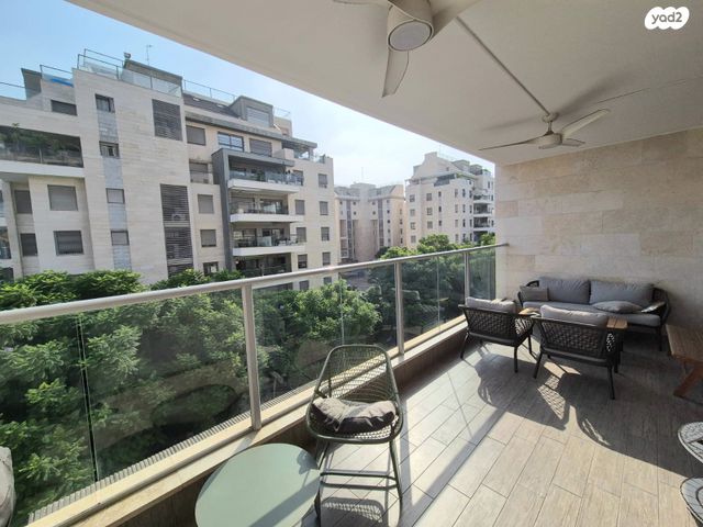 דירה, יאיר רוזנבלום, הזמר העברי, כפר סבא