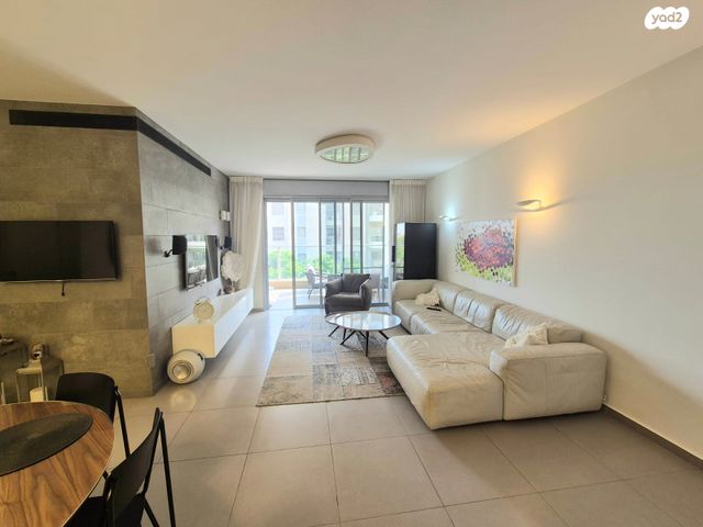 דירה, יאיר רוזנבלום, הזמר העברי, כפר סבא