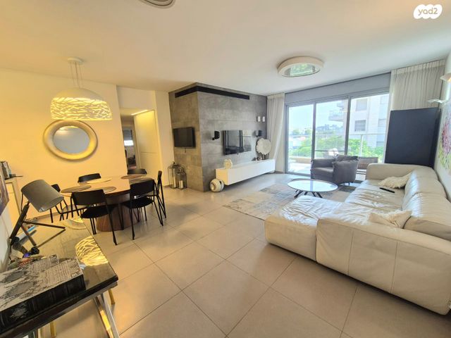 דירה, יאיר רוזנבלום, הזמר העברי, כפר סבא