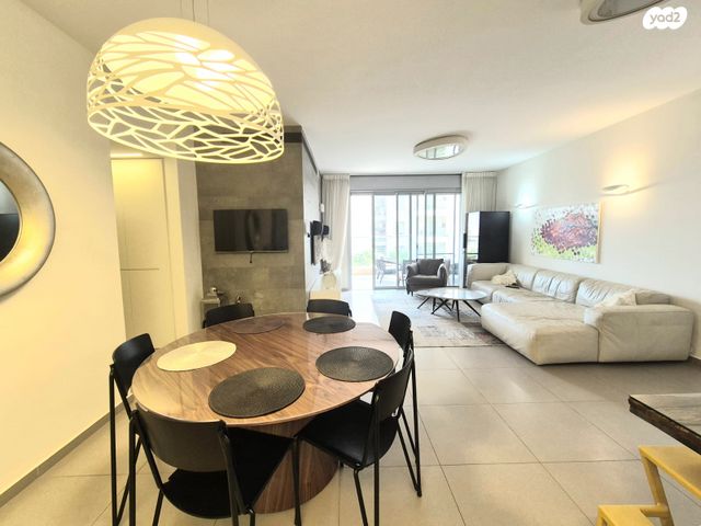 דירה, יאיר רוזנבלום, הזמר העברי, כפר סבא