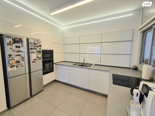 דירה, יאיר רוזנבלום, הזמר העברי, כפר סבא