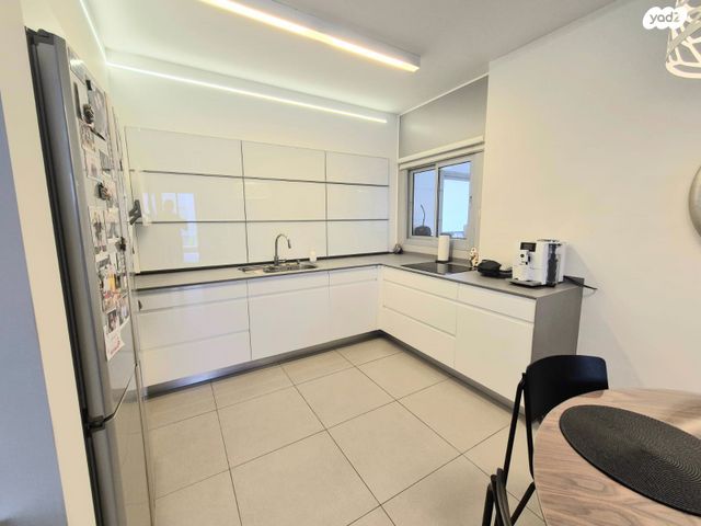 דירה, יאיר רוזנבלום, הזמר העברי, כפר סבא