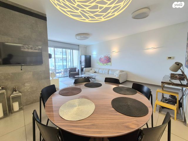 דירה, יאיר רוזנבלום, הזמר העברי, כפר סבא