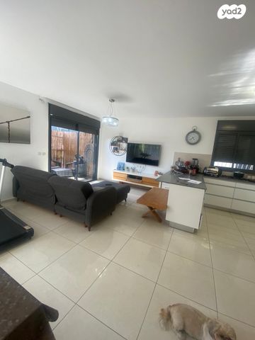 דירה, מרים מזרחי, שעריים, רחובות