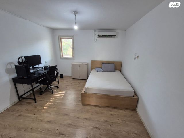 דירה, יציאת אירופה, תקומה, כפר סבא