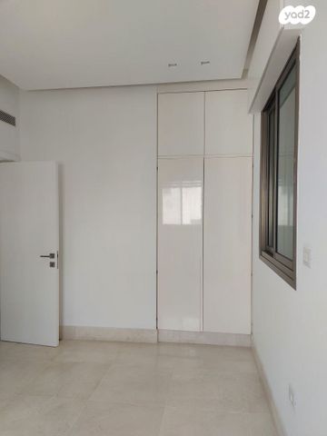 דופלקס, קרית הפרחים - 2005, רעננה