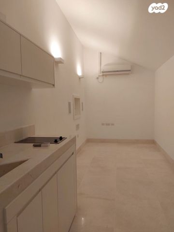 דופלקס, קרית הפרחים - 2005, רעננה