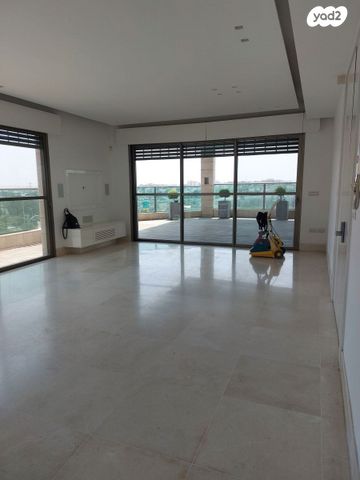 קרית הפרחים - 2005