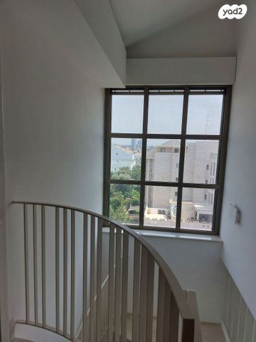 דופלקס, קרית הפרחים - 2005, רעננה