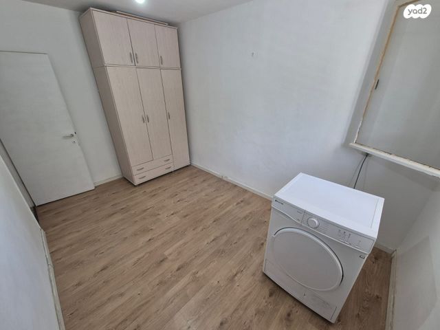 דירה, יציאת אירופה, תקומה, כפר סבא