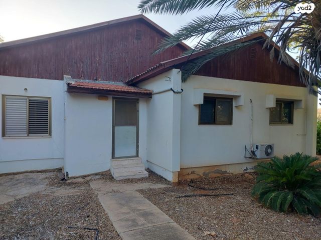 משק חקלאי/ נחלה, ענבי הגפן 1, רועי, רועי