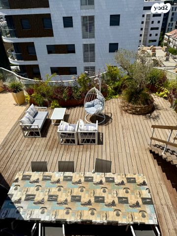 גג/ פנטהאוז, גולומב 33, ארלוזורוב, גבעתיים